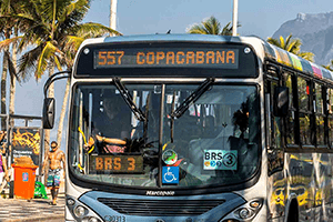 Um ônibus na rua na cidade do Rio de Janeiro.
